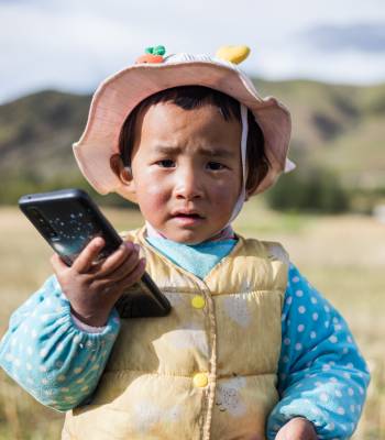 Mały chłopiec z dużym smartfonem
